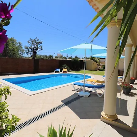 Eber: Poolside Near Old Town Apartment Albufeira