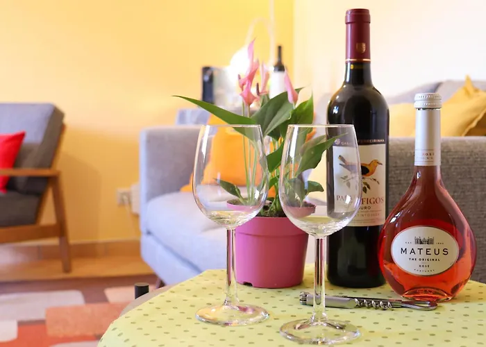 Eber: Poolside Near Old Town Apartment *