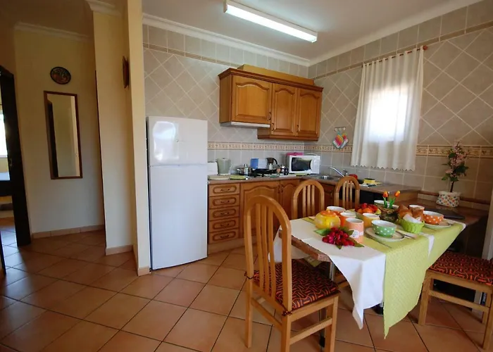 Eber: Poolside Near Old Town Apartment Albufeira