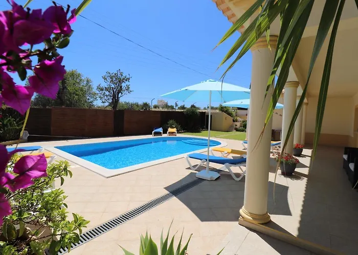 Eber: Poolside Near Old Town Apartment Albufeira